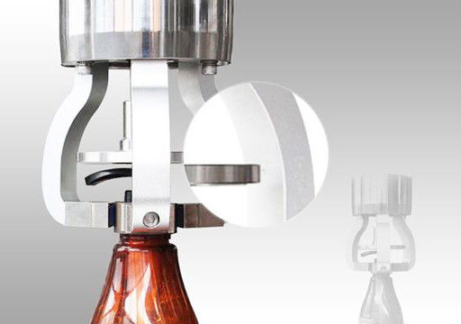 Remplissage liquide multifonctionnel et machine de capsulage pour la bouteille de plastique et en verre