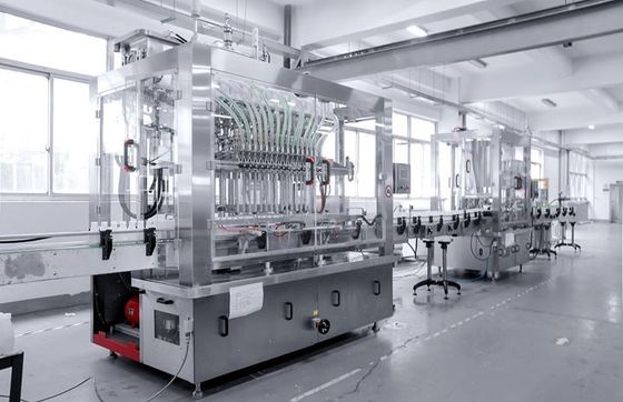 Remplissage de bouteilles de lavage d'aseptisant de main en plastique et machine de capsulage