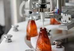 Machine à étiquettes de capsulage et de remplissage de bouteilles en plastique de shampooing de 4 têtes
