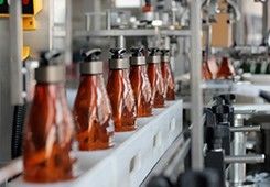 Machine à étiquettes de capsulage et de remplissage de bouteilles en plastique de shampooing de 4 têtes
