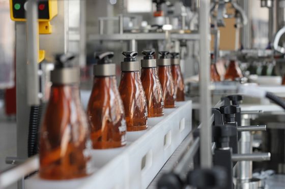 Machine de capsulage de bouteille en plastique de détergent liquide