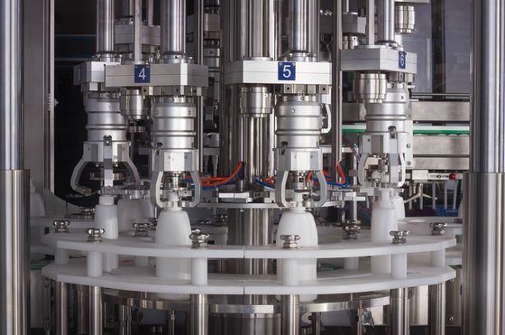 Bouteilles du maximum 2500/heures de têtes multi remplissant machine de capsulage