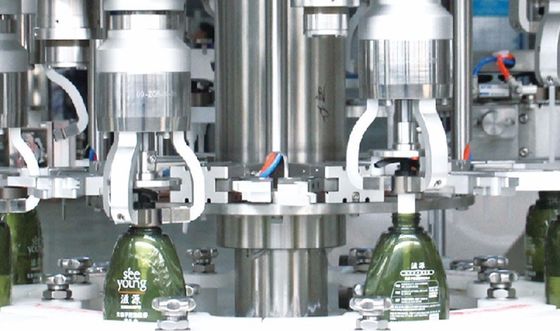 Machine de capsulage de têtes de pompe multi de lotion avec la trieuse
