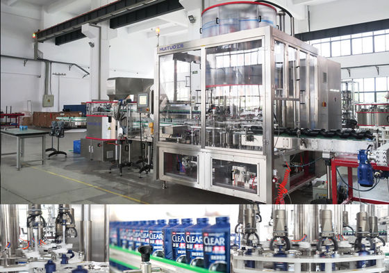 Main nettoyant la machine de capsulage de savon liquide