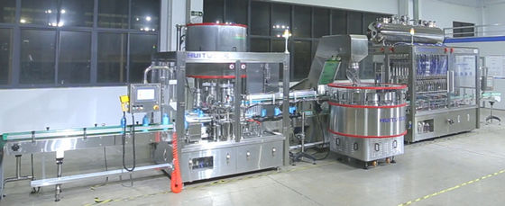 Remplissage de shampooing et machine de capsulage
