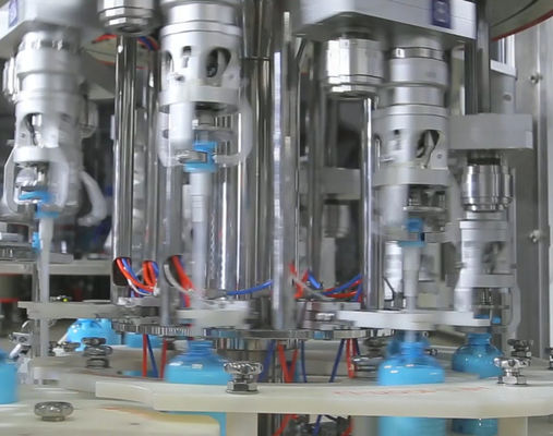 Remplissage de shampooing et machine de capsulage