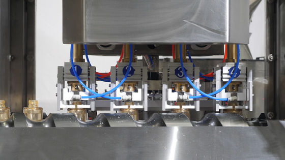 Machine de capsulage remplissante crème de l'eau de la CE avec électrique conduit