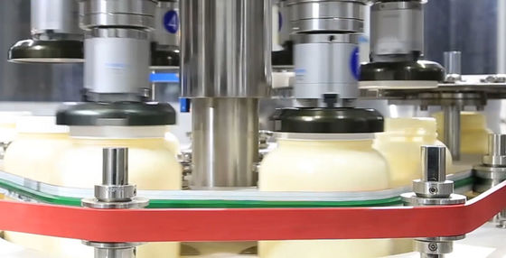Remplissage de sauce salade de mayonnaise et machine de capsulage autour du capsulage de chapeau