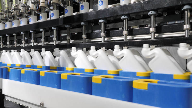 machine de capsulage de la bouteille 5000bph pour l'eau de désinfection, ligne de remplissage de liquide de nettoyage de toilette, couvrant et vissant dans une